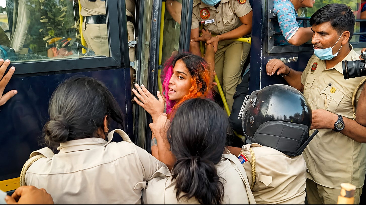 महिलाओं को हिरात में लेती दिल्ली पुलिस महिलाओं को हिरात में लेती दिल्ली पुलिस