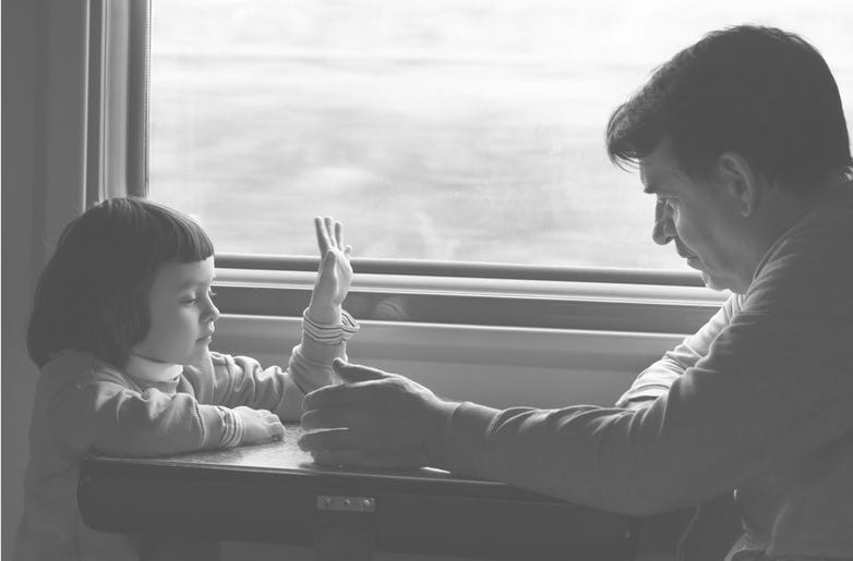 niña y abuelo en tren
