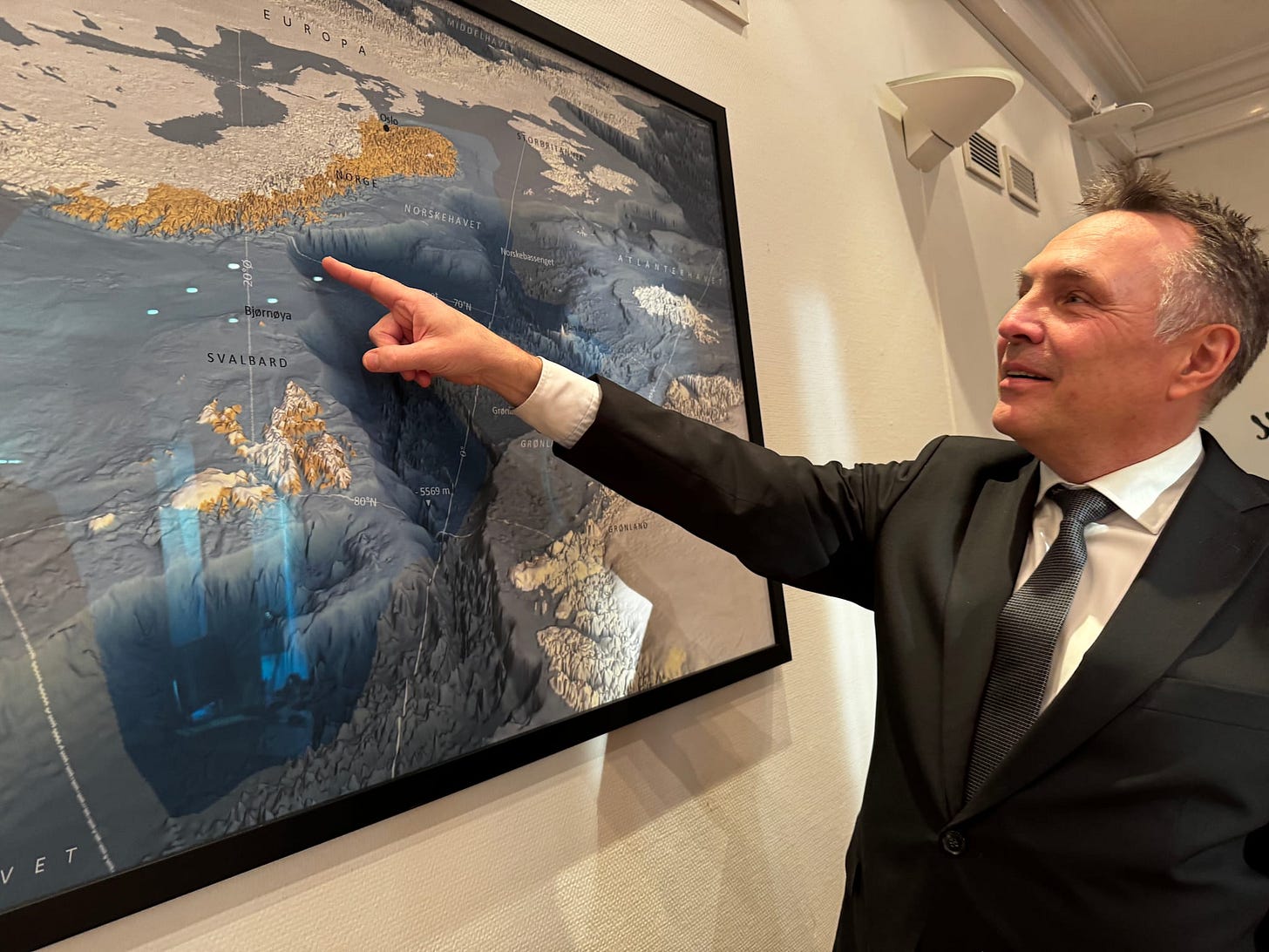 Opp-ned-kartet av Nordområdene bak møtebordet på forsvarsminister Tore O. Sandviks kontor er laget av Anders Skoglund ved Norsk Polarinstitutt. Det forteller mye om Norges strategiske posisjon. Opp-ned-kartet av Nordområdene bak møtebordet på forsvarsminister Tore O. Sandviks kontor er laget av Anders Skoglund ved Norsk Polarinstitutt. Det forteller mye om Norges strategiske posisjon.