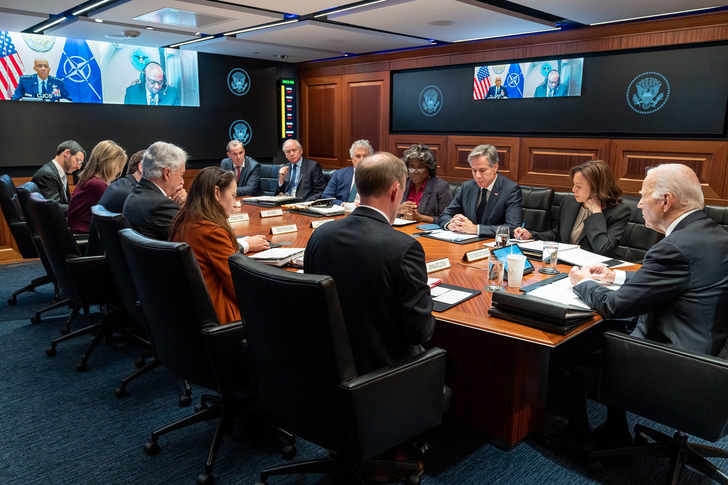 https://upload.wikimedia.org/wikipedia/commons/9/9e/President_Biden_in_the_new_Situation_Room.jpg?utm_source=chatgpt.com