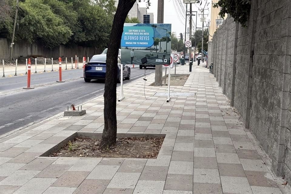 Hay tramos de la nueva banqueta a los que les falta concluir acabados en jardineras, registros de cableado, además del retiro de postes de CFE. Hay tramos de la nueva banqueta a los que les falta concluir acabados en jardineras, registros de cableado, además del retiro de postes de CFE.