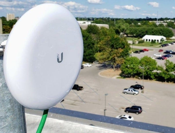 Una antena Ubiquiti NanoBeam, utilizada para conectar edificios o llevar internet a lugares alejados mediante enlaces terrestres. Foto: Ubiquiti Una antena Ubiquiti NanoBeam, utilizada para conectar edificios o llevar internet a lugares alejados mediante enlaces terrestres. Foto: Ubiquiti