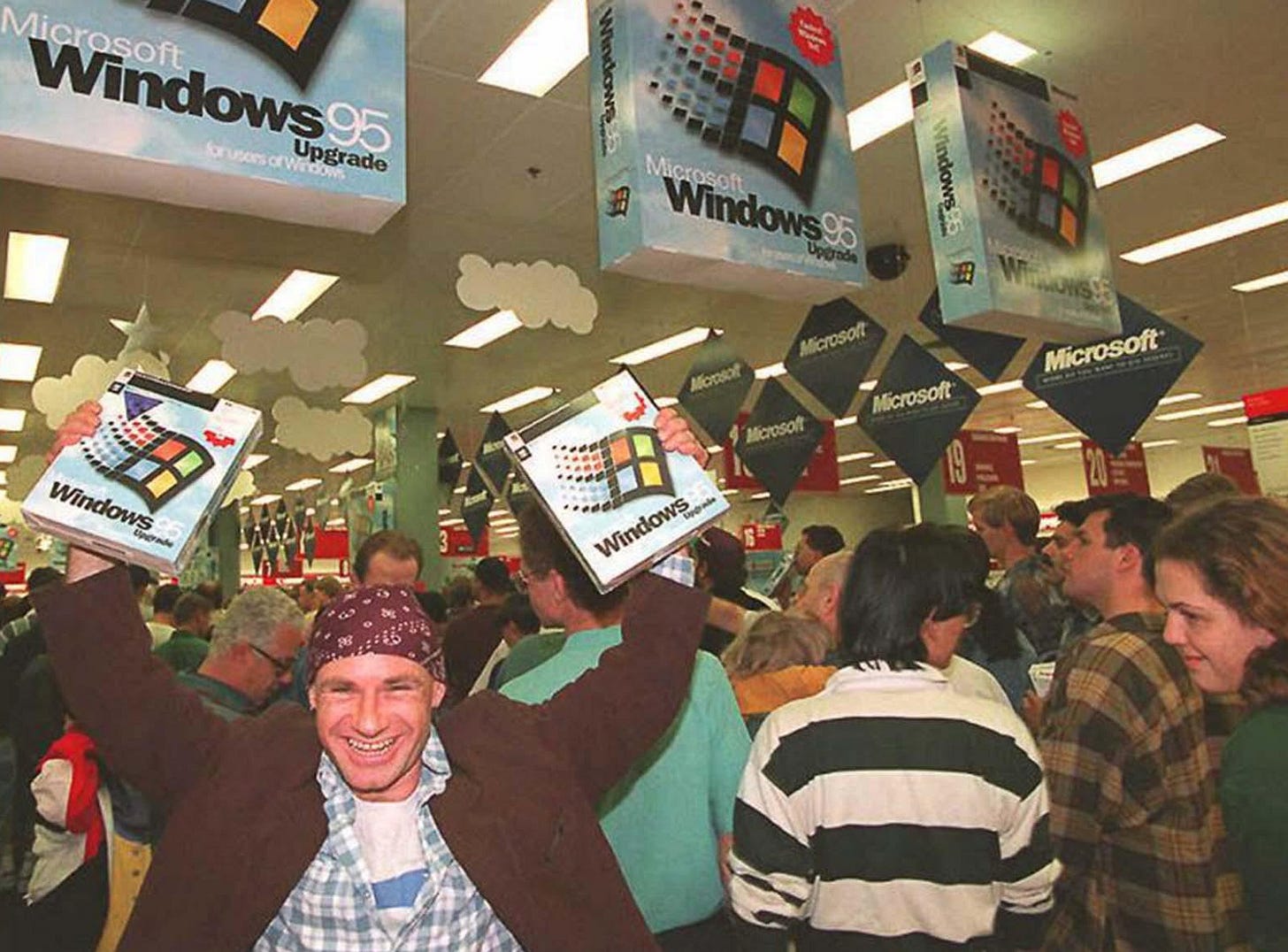 A man waves two copies of Windows 95 at a midnight launch at a store in  Sydney, Australia (1995) : r/interestingasfuck
