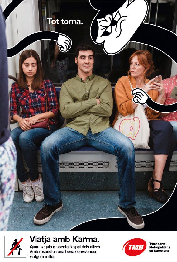 Poster per la campagna "Viaggia con Karma" dell'Azienda dei trasporti pubblici di Barcellona: un uomo siede in metropolitana tenendo le gambe aperte e lasciando poco spazio alle due donne sedute ai suoi lati. Lo slogan recita: "Viaggia con Karma. Quando ti siedi, rispetta lo spazio altrui". 