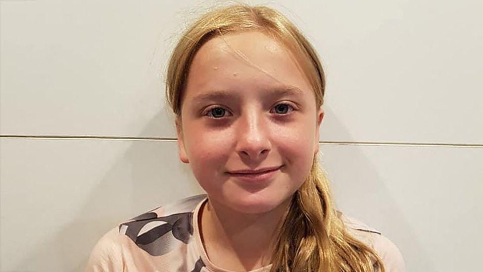 Ruumiinavaus paljasti, että Lola kuoli tukehtumiseen. Häntä oli myös puukotettu useita kertoja vartaloon ja kaulaan ja hän oli mestattu (pää leikattu irti), sekä oli merkkejä kuristamisesta. Lolan äiti Delphine julkaisi viestin Facebookissa kello 18:45 ilmoittaen tyttärensä katoamisesta.