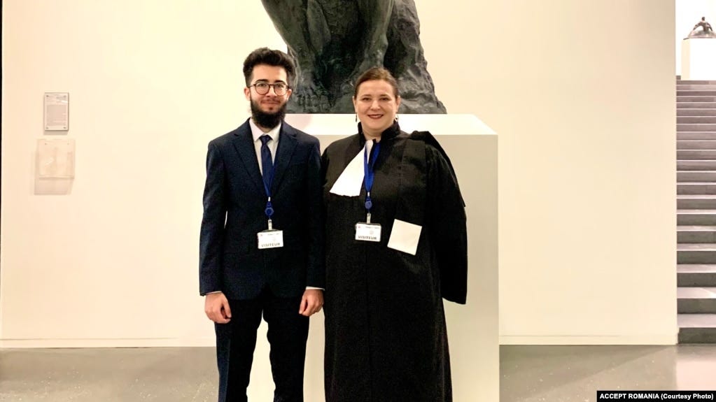 Arian Mirzarafie-Ahi alături de avocata sa, Iustina Ionescu