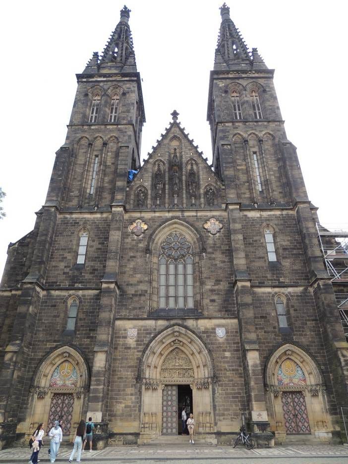 A large stone building with a steeple

AI-generated content may be incorrect.