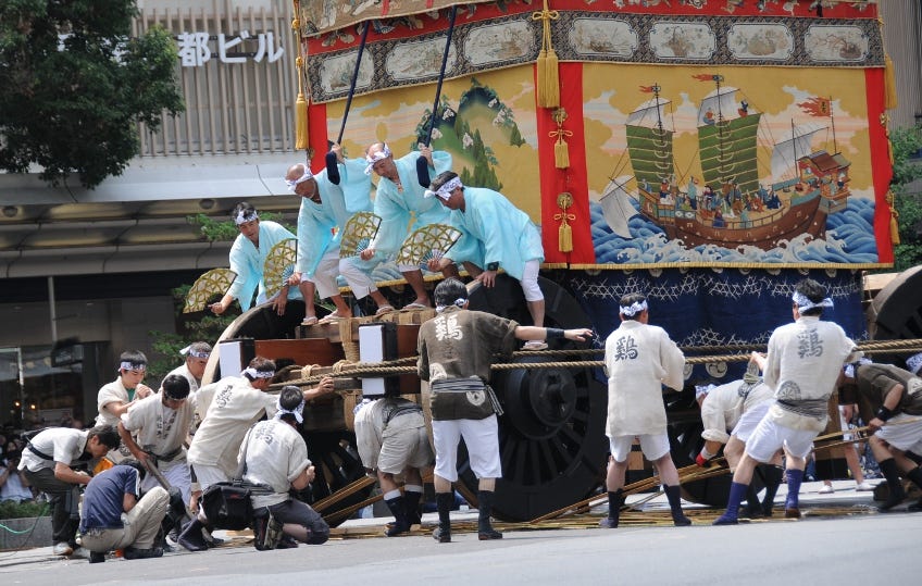 Turning the Kikuhoko at Shijo-Kawaramachi.