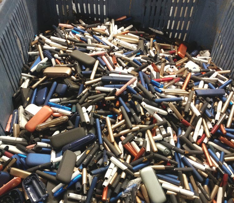 Benne remplie de cigarettes électroniques jetables