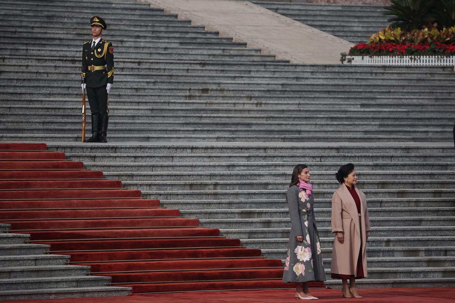 Queen Letizia and China’s First Lady Peng Liyuan at the bottom of stairs Queen Letizia and China’s First Lady Peng Liyuan at the bottom of stairs