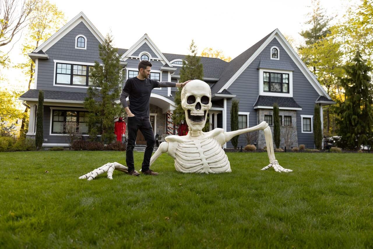 Amscan Giant Ground Breaker Skeleton Halloween Decoration, 48-in | Party  City