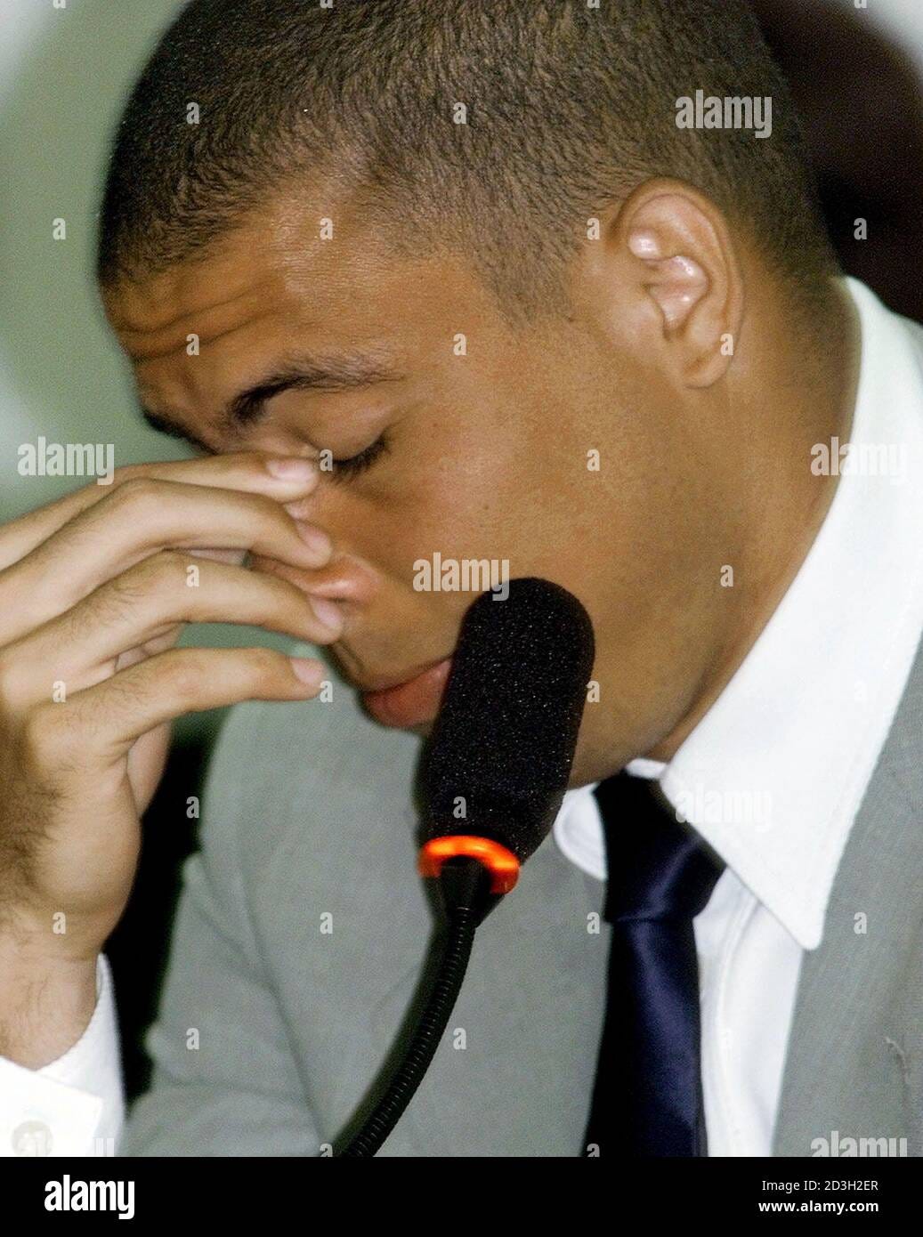 La estrella brasileña de fútbol Ronaldo escucha la pregunta de un  inquisidor mientras testifica ante una comisión del Congreso en Brasilia el  10 de enero de 2001. Una comisión de la Cámara