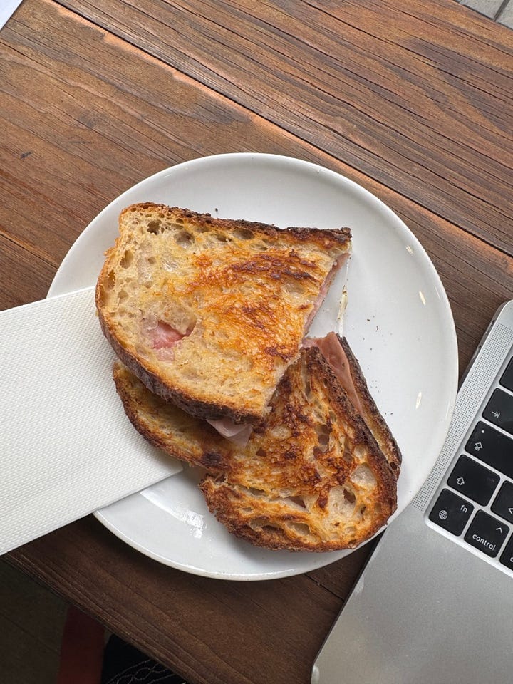 Café y sándwich mixto - Apartamento 62