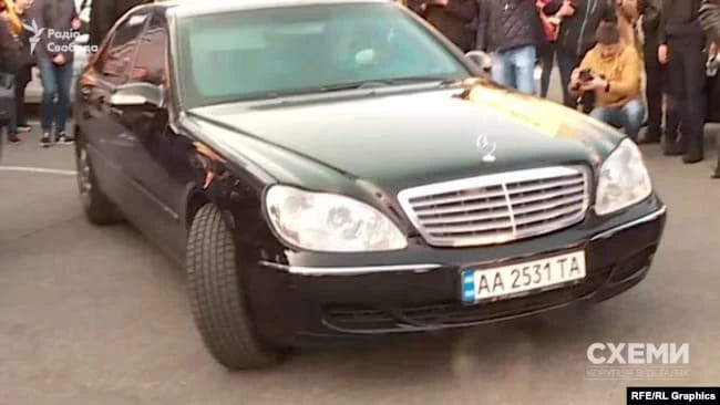 Timur Mindich's Mercedes brings Volodymyr Zelensky to a public event, 2019