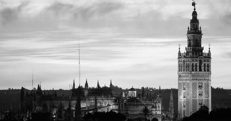 Imagen panorámica de la ciudad de Sevilla en blanco y negro Imagen panorámica de la ciudad de Sevilla en blanco y negro
