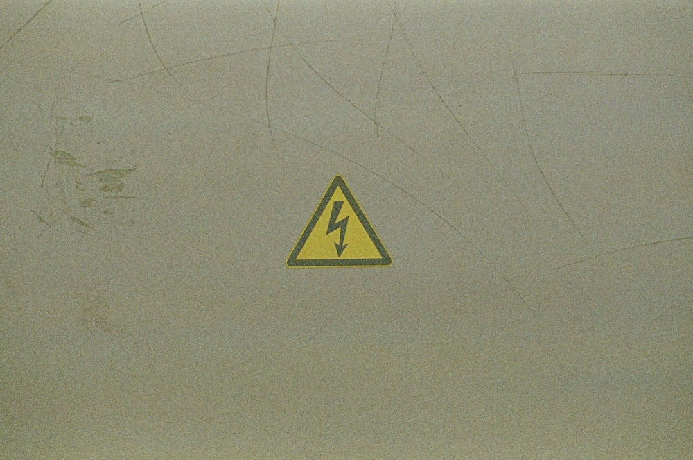 yellow and black arrow sign