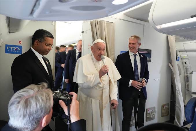 Pope Francis showered with gifts on his longest ever flight