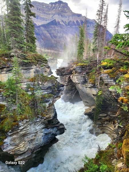 A river running through a canyon

AI-generated content may be incorrect.