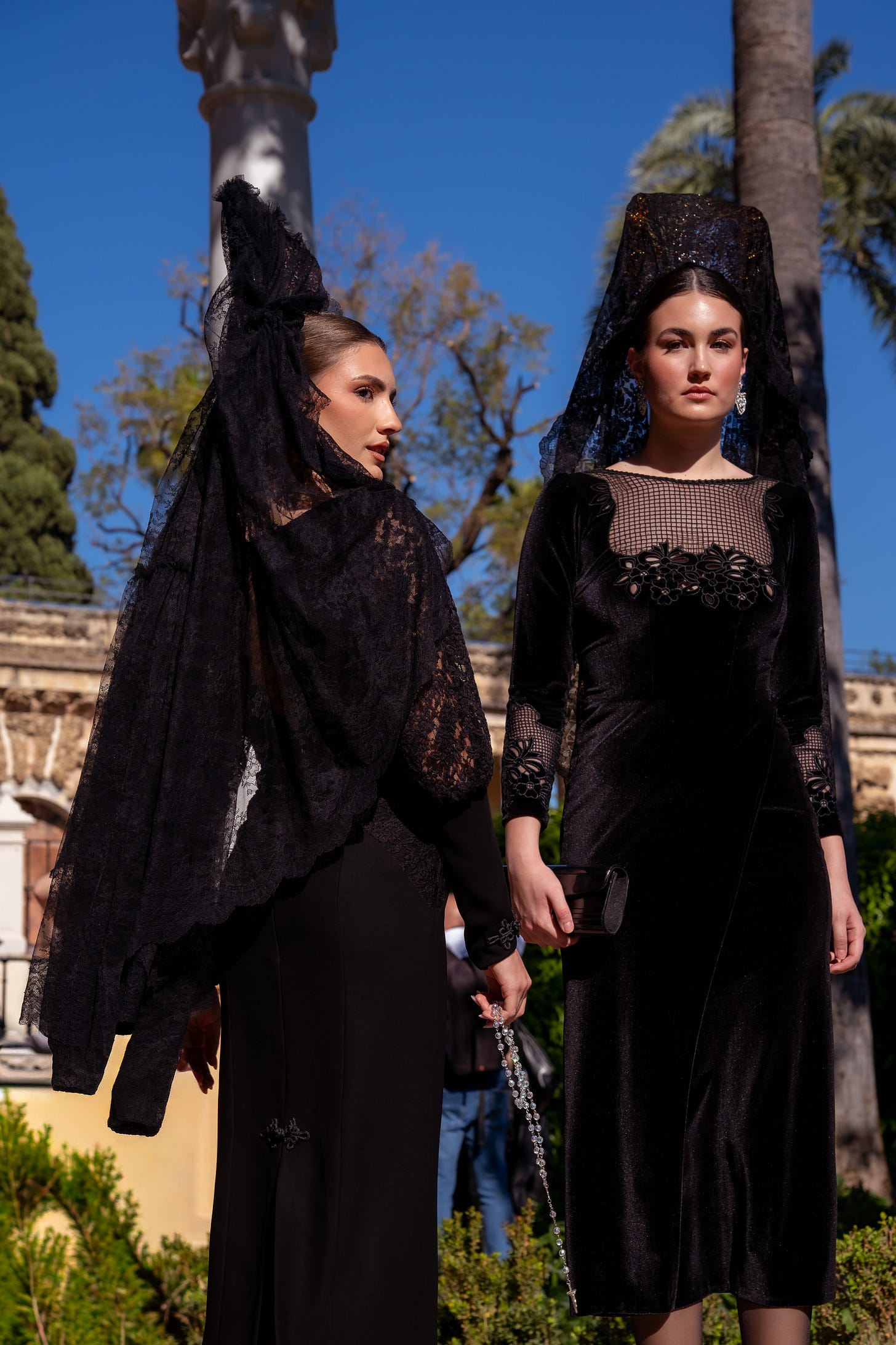 Mujeres vestida de mantilla negra para Semana Santa representando la tradición y la elegancia femenina. Evento Sí, Mantilla. Mujeres vestida de mantilla negra para Semana Santa representando la tradición y la elegancia femenina. Evento Sí, Mantilla.