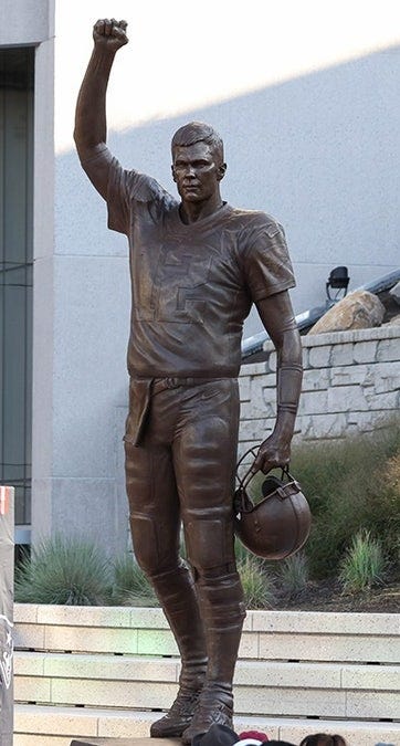 Patriots unveil statue of Tom Brady outside stadium: 'This statue isn't  just for Pats fans' - 1010 WCSI
