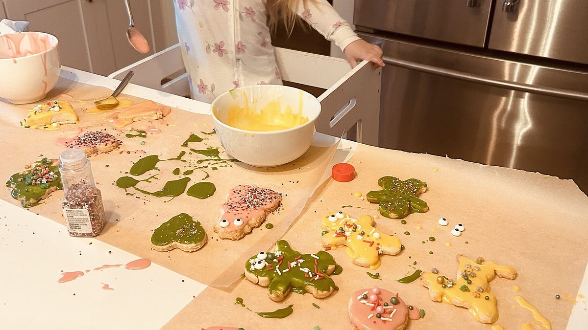 Someone Has to Make the Holiday Magic - mamathentic