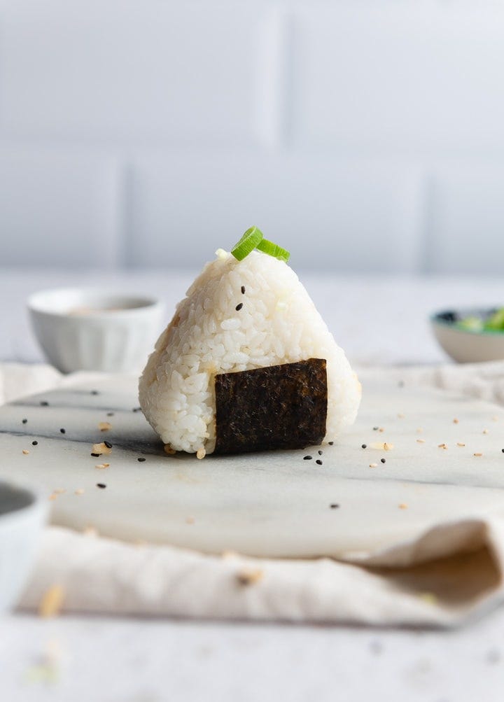 Onigiri mit Wakame-Wasabi-Füllung.