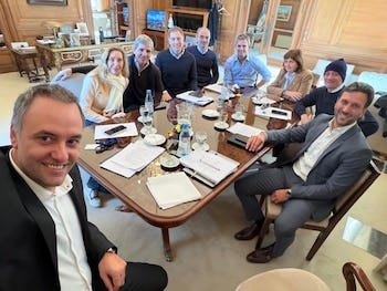 A foto da Mesa Redonda Política. Manuel Adorni, Karina Milei, Luis Caputo, Diego Santilli, Lule Menem, Martín Menem, Patricia Bullrich, Santiago Caputo e Ignacio Devitt.