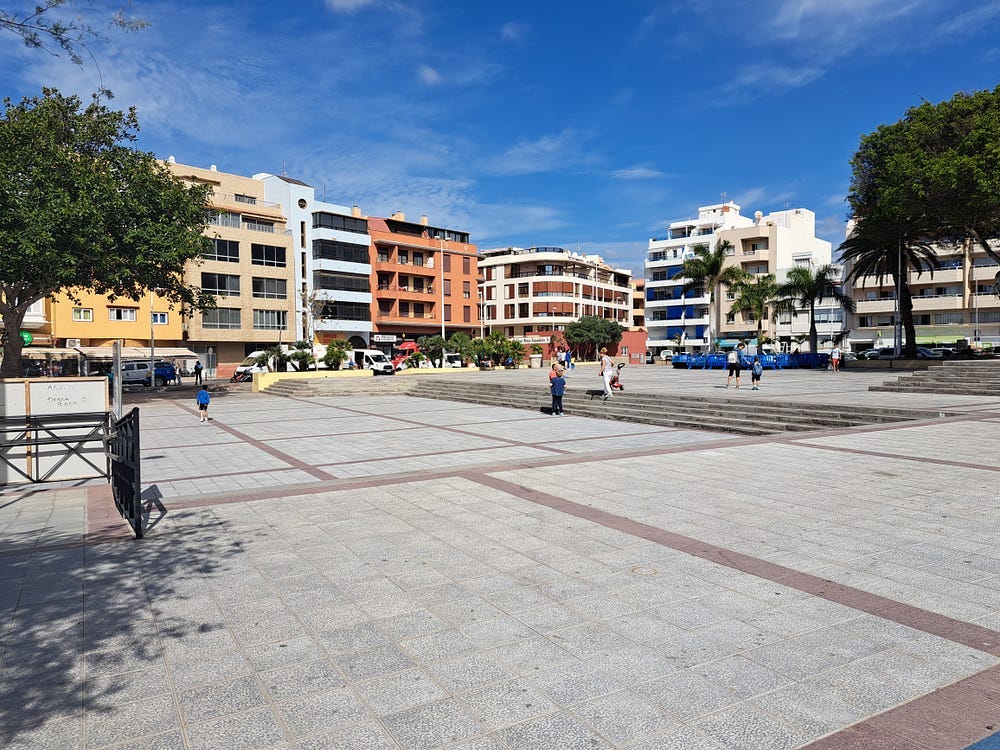 Picture of a paved plaza in the middle of El Medano