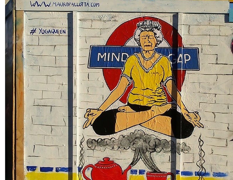 Regina Elisabetta intenta a praticare lo Yoga