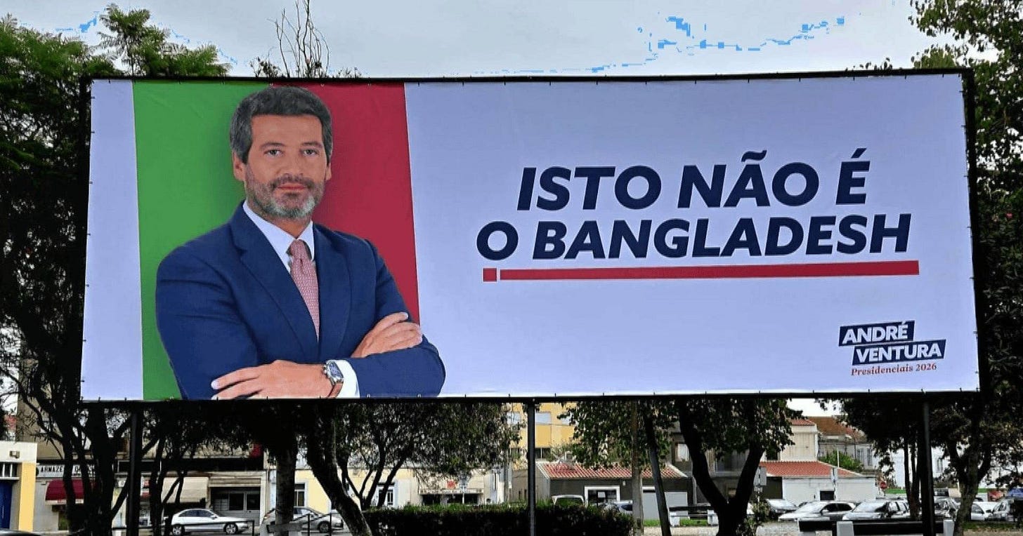 Un grande cartellone pubblicitario politico all'aperto che ritrae André Ventura. A sinistra, Ventura è raffigurato a braccia conserte con una bandiera portoghese stilizzata sullo sfondo. A destra, il testo a grandi lettere recita "ISTO NÃO É O BANGLADESH" (Questo non è il Bangladesh). In basso a destra compare il logo della campagna "André Ventura Presidenciais 2026".