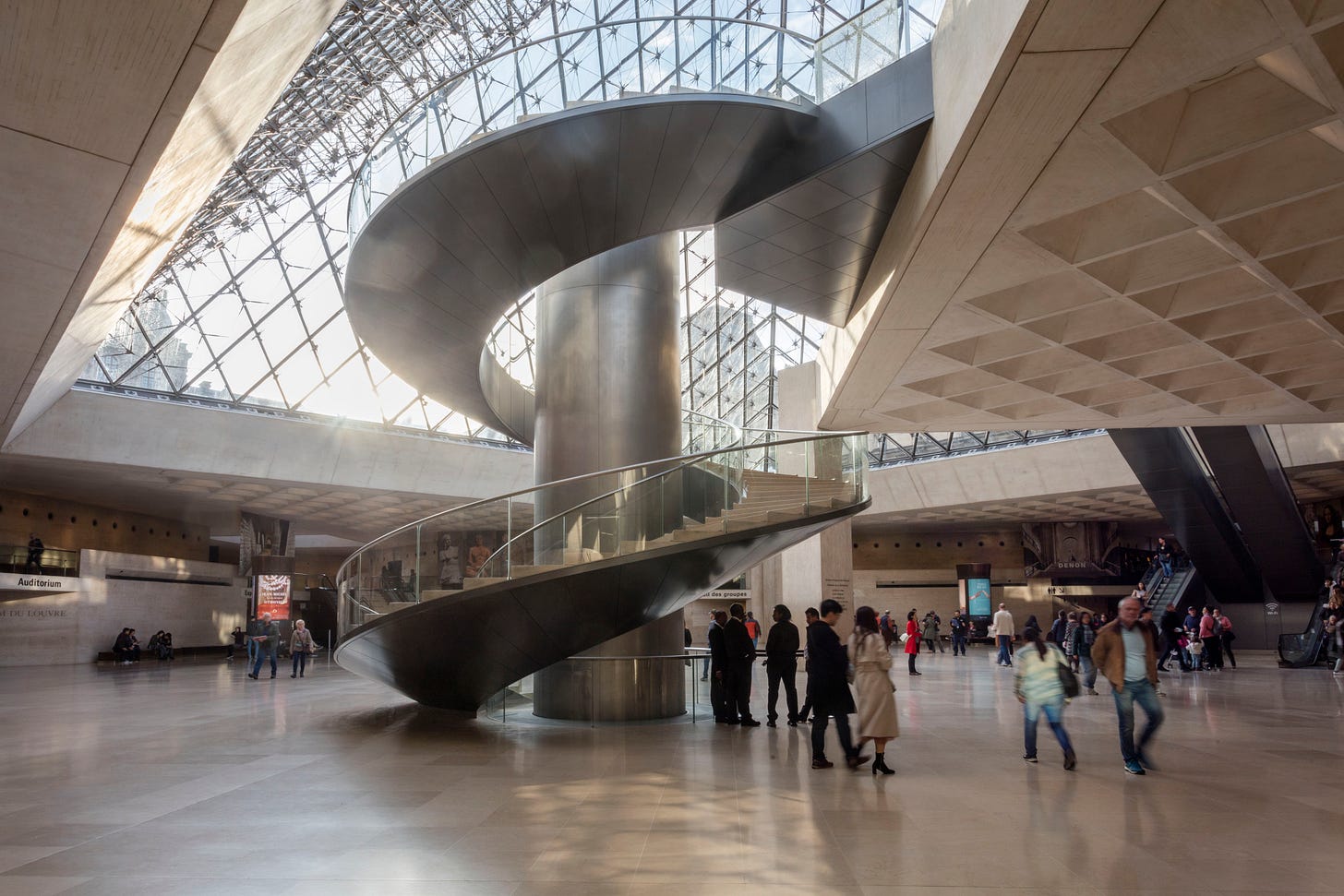 羅浮宮金字塔地下入口|來源:Musée du Louvre(官方圖片) 羅浮宮金字塔地下入口|來源:Musée du Louvre(官方圖片)