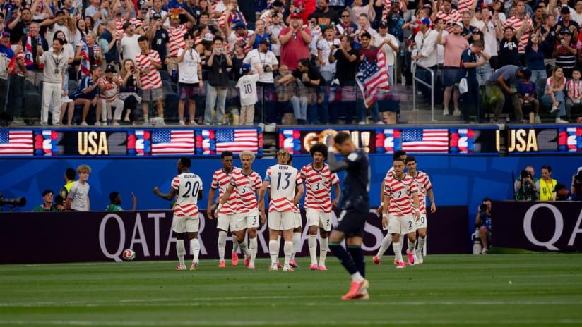 USNT on the pitch.