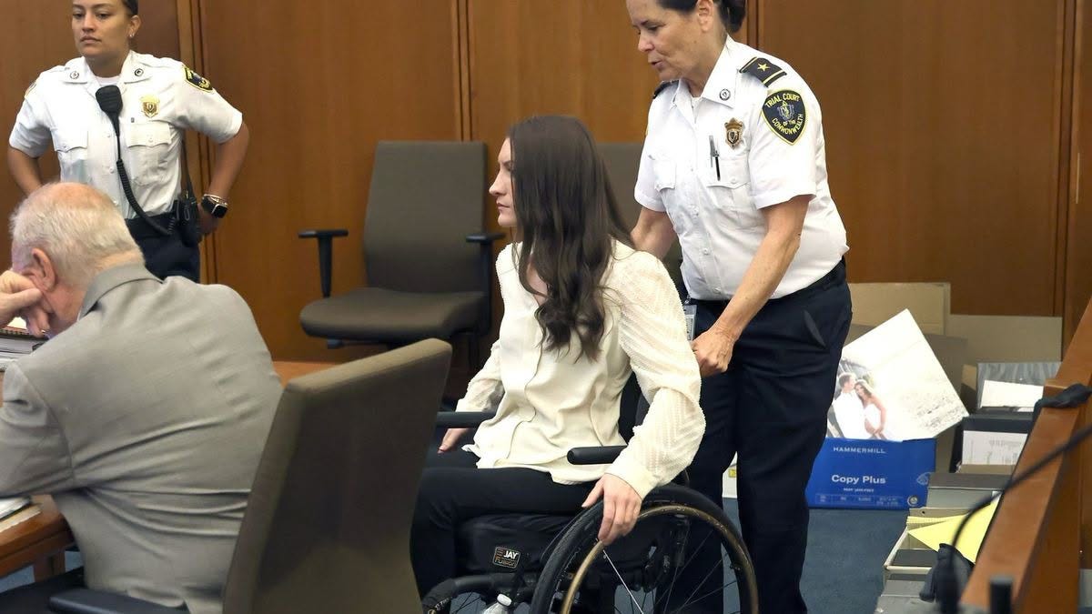 Lindsay Clancy en fauteuil roulant lors de son procès pour le meurtre de ses trois enfants.