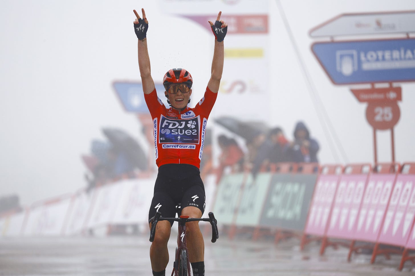 Demi Vollering completa su triunfo en La Vuelta Femenina...