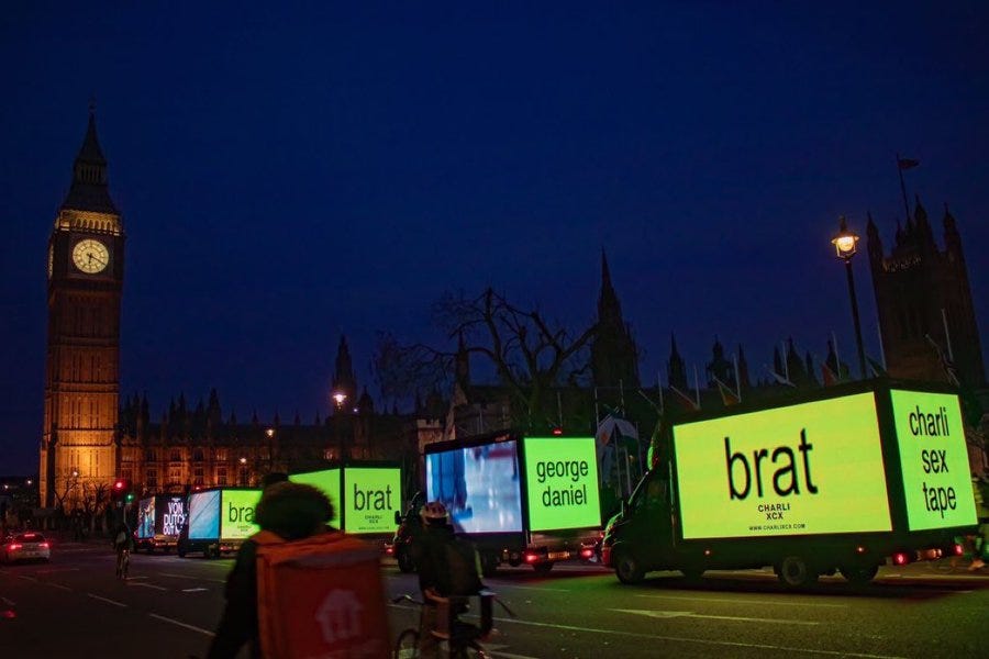 camiones con pantallas para promocionar el álbum brat de charli xcx en Londres