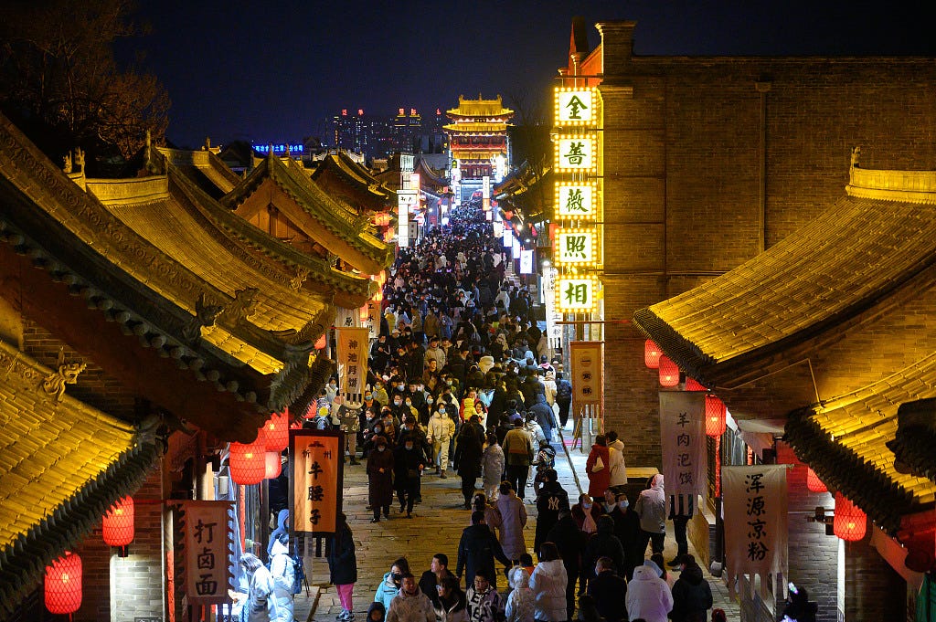 Rustic and elegant restaurants and teahouses attract many visitors to the ancient city, especially during the holiday season. /CFP Rustic and elegant restaurants and teahouses attract many visitors to the ancient city, especially during the holiday season. /CFP