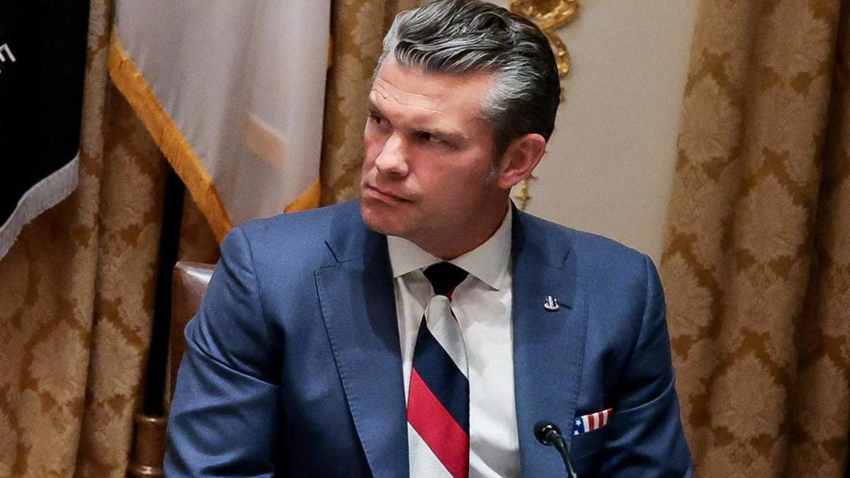 Ну ладно, вопрос и правда дурацкий, признаем: что означают цвета галстука – нетрудно догадаться хотя бы по платку в кармашке Ну ладно, вопрос и правда дурацкий, признаем: что означают цвета галстука – нетрудно догадаться хотя бы по платку в кармашке