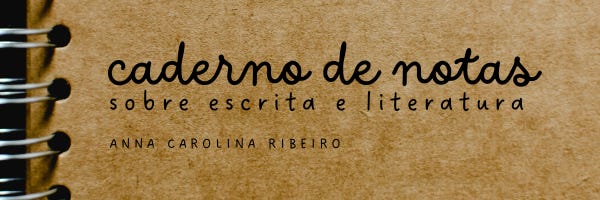 BANNER emulando um caderno em espiral onde se lê "ADERNO DE NOTAS SOBRE ESCRITA - ANNA CAROLINA RIBEIRO"