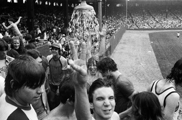 Chicago History ™️ on X: "Remember the old sprinkler showers at the  original Comiskey Park? #ChicagoHistory #WhiteSox @whitesox @OzzieGuillen  https://t.co/1Oca4GWpTP" / X