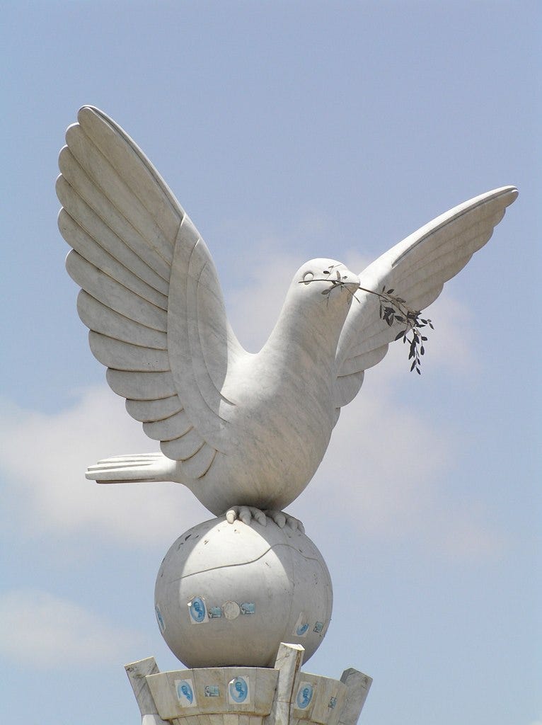 Standbeeld van een vredesduif in Lomé, Togo
