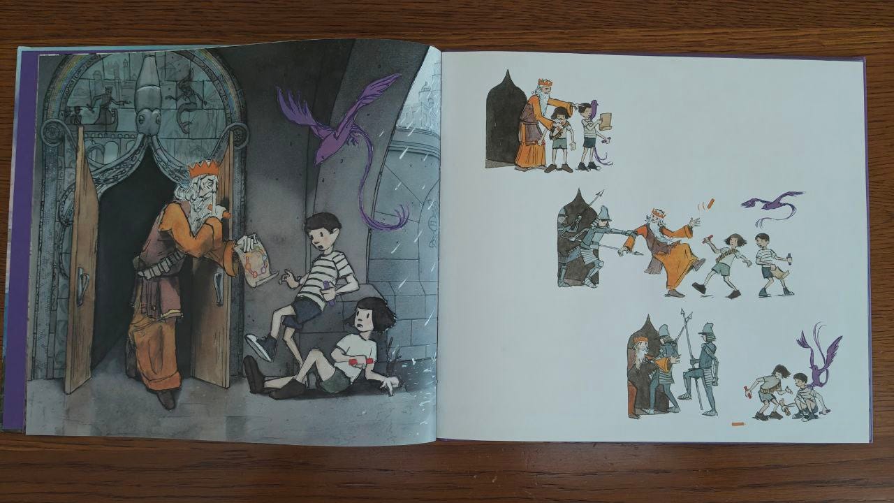 Doppia pagina del libro "Viaggio" di Aaron Becker appoggiata su un tavolo di legno marrone. A sinistra l'illustrazione di un re con la corona arancio che esce da una porta in un sottopasso e consegna a un bambino e una bambina una mappa, mentre una fenice violetto volteggia su di loro; a destra sfondo bianco e delle guardie rapiscono il re dalla porta.