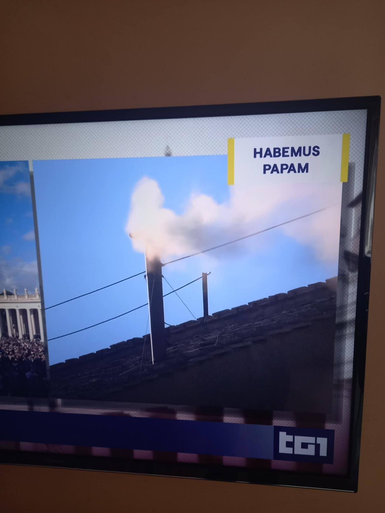 May be an image of television and text that says "HABEMUS PAPAM 8미만 tG1"