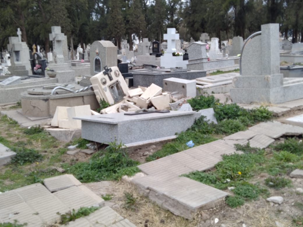 Denuncian abandono y destrozos en sectores del Cementerio Municipal Denuncian abandono y destrozos en sectores del Cementerio Municipal