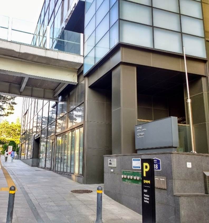 A building with glass walls and a walkway

AI-generated content may be incorrect.