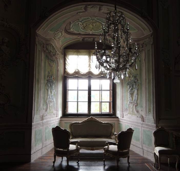 A chandelier in a room

AI-generated content may be incorrect.