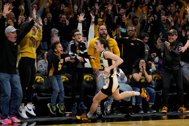 Iowa's Caitlin Clark stuns No. 2 Indiana with buzzer-beater - Yahoo Sports