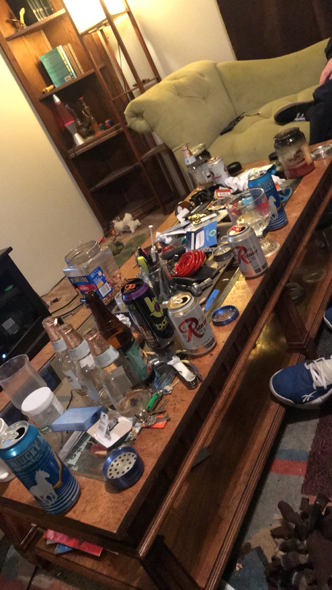 hannuh🦇 on X: "Literally not a single soul: White boy with 5 roommates  living room table: https://t.co/ZEAYDzZtLZ" / X