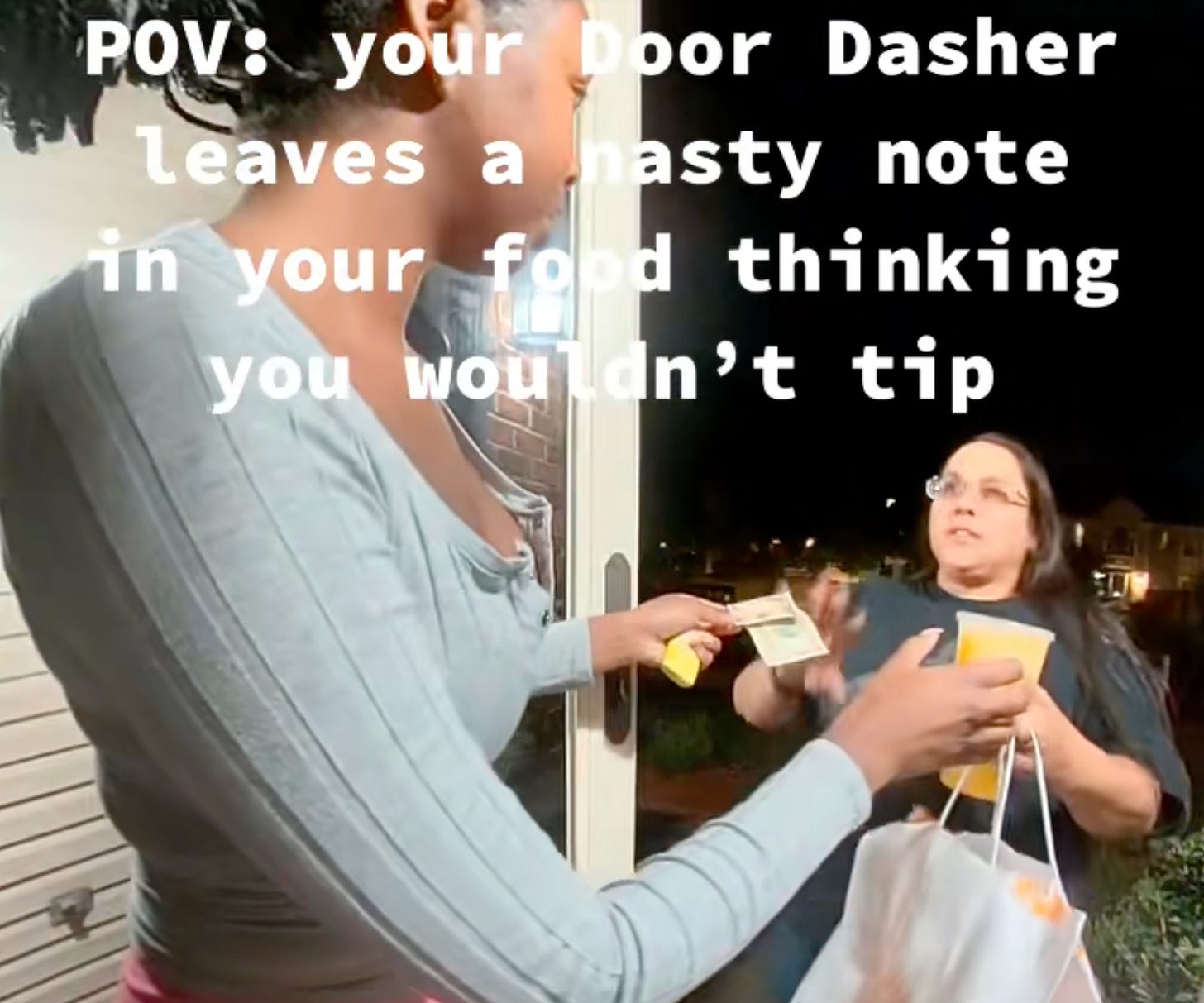 Capture d’écran de la vidéo, de janvier 2024, sur TikTok de l’utilisatrice “Tameraaw” à propos de la livreuse de l’application DoorDash qui refuse son pourboire en cash.