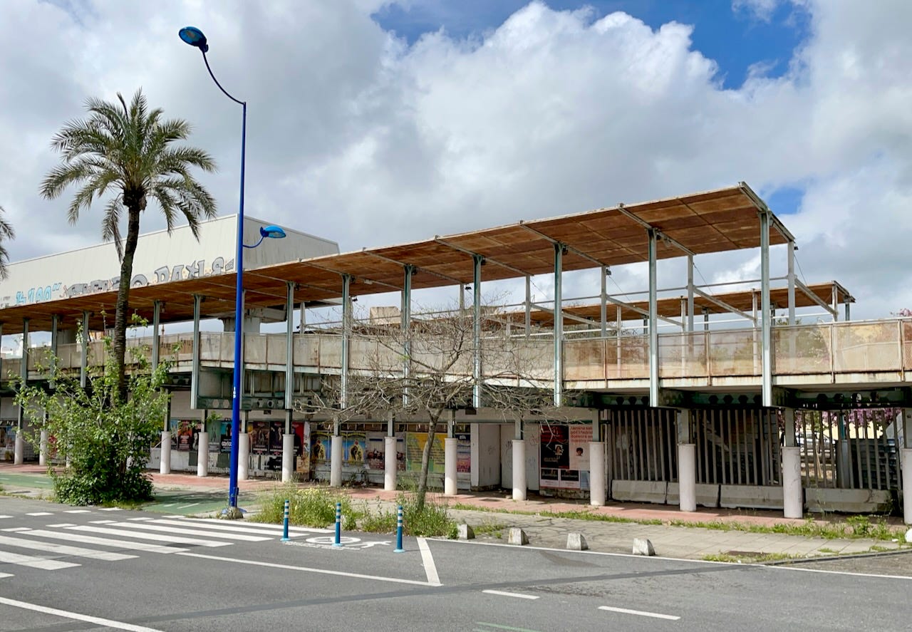 Photograph of a rusting structure on the Camino de los Descubrimientos