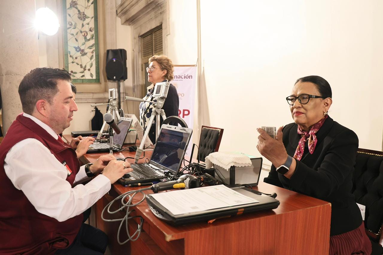 La secretaria de Gobernación, Rosa Icela Rodríguez Velázquez (sentada), durante la captura de sus datos biométricos para su CURP, en abril de 2026. Foto: Félix Arturo Arce https://x.com/R2D2ARCE/status/2043870863900991707/photo/2 La secretaria de Gobernación, Rosa Icela Rodríguez Velázquez (sentada), durante la captura de sus datos biométricos para su CURP, en abril de 2026. Foto: Félix Arturo Arce https://x.com/R2D2ARCE/status/2043870863900991707/photo/2